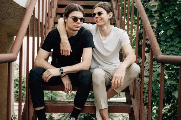 Due eleganti fratelli gemelli seduti sulle scale — Foto Stock