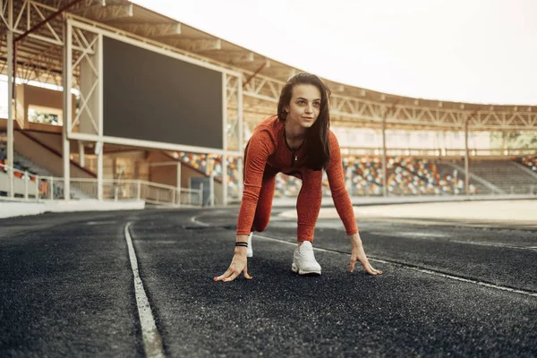 Portret van een sport fitness meisje gekleed mode sportkleding Outfit Doen joggen en rennen in het Stadion, gezonde Lifestyle Concept — Stockfoto