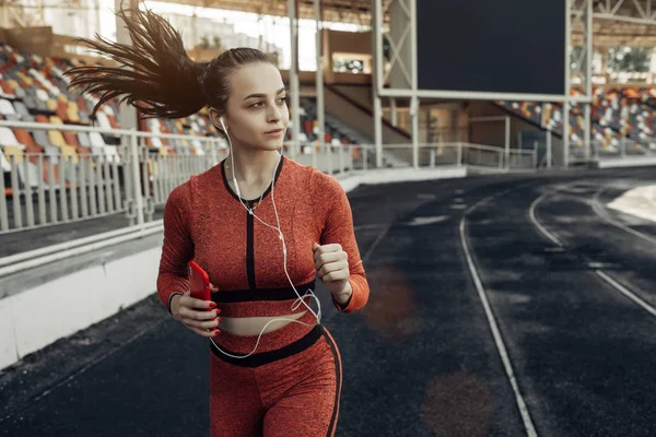 Πορτρέτο του ένα Sports Fitness Girl Dressed Fashion Sportswear Outfit Doing Jogging and Run at the City Stadium, Υγιής Lifestyle Concept — Φωτογραφία Αρχείου