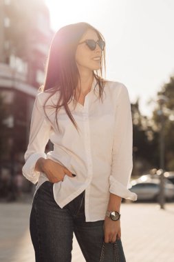 Kot ve Beyaz Gömlek Giyen Moda Kızı Portresi, İş kadını, Kadın Gücü Konsepti