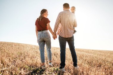 Mutlu Genç Aile Anne ve Baba Küçük Oğullarıyla Yaz Haftasonu Pikniği Sunny Day Sunset, Tatil Zamanı