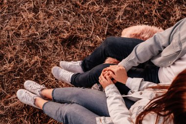 Beyaz Gömlekli ve Kot Giyen Genç Mutlu Çift Yeni Araba Bagajlarında Oturuyor, Sahada Güzel Günbatımı, Tatil ve Seyahat Konsepti