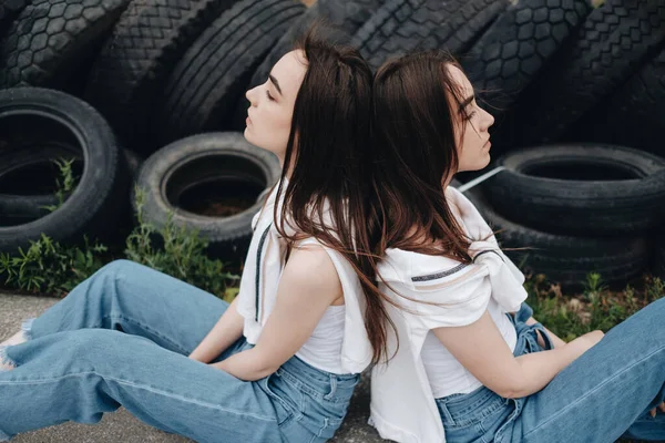 Portret dwóch młodych sióstr Brunetki ubranych jak w dżinsach i białej koszulce, koncepcja Best Friends Forever — Zdjęcie stockowe