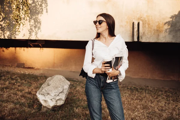 Retrato de una chica de moda vestida con vaqueros y camisa blanca, dama de negocios, concepto de poder de la mujer — Foto de Stock