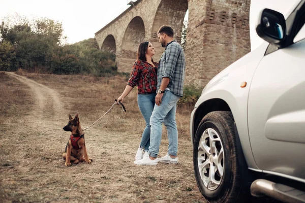 Happy Traveling Par Tillsammans Njuta av Road Trip med sin hund, Semester koncept, Semester utanför staden — Stockfoto