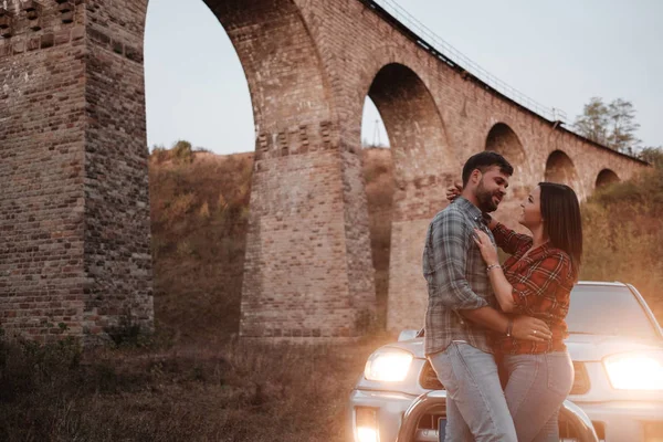 Mutlu Seyahat Çiftleri Yolculuk Keyifli Yolculuklar, Tatil Konsepti, Şehir dışında Tatil, İki Neşeli İnsan — Stok fotoğraf