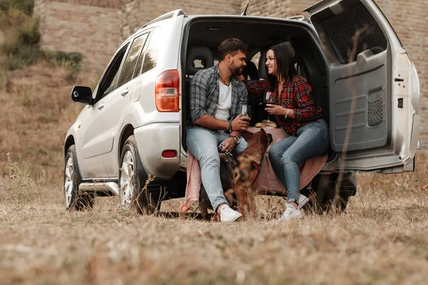 Happy Traveling Par Tillsammans Njuta av Road Trip med sin hund, Semester koncept, Semester utanför staden — Stockfoto