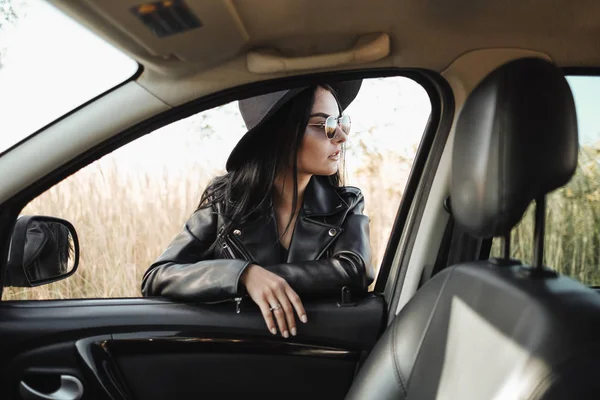 Retrato de la chica viajera feliz disfrutando de un viaje en coche en el camino de campo — Foto de Stock