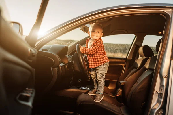 Portrait d'un petit garçon jouant avec la voiture — Photo