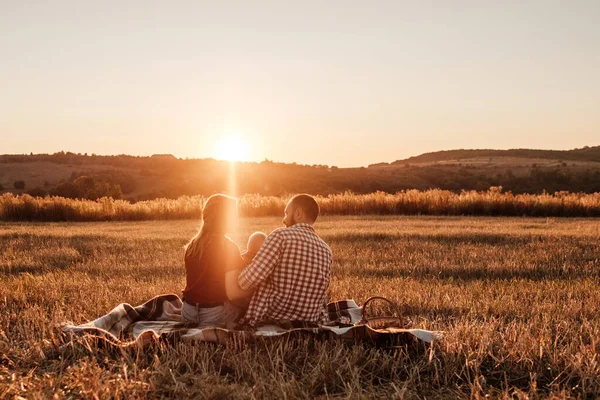 Mutlu Genç Aile Anne ve Baba Küçük Oğullarıyla Yaz Haftasonu Pikniği Sunny Day Sunset, Tatil Zamanı — Stok fotoğraf