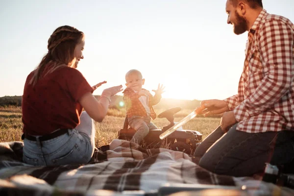Mutlu Genç Aile Anne ve Baba Küçük Oğullarıyla Yaz Haftasonu Pikniği Sunny Day Sunset, Tatil Zamanı — Stok fotoğraf