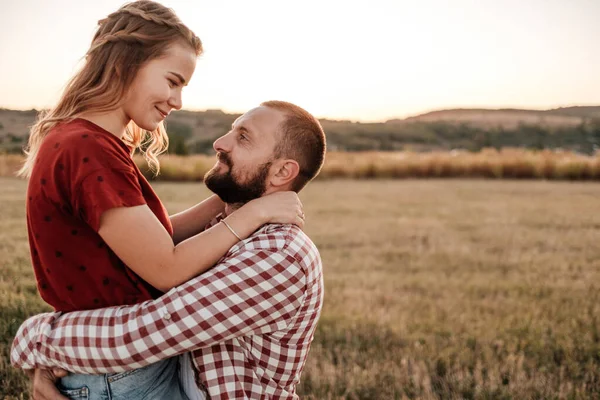 Retrato de feliz casal queda no amor — Fotografia de Stock