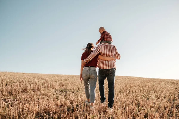 Happy Young Family Mom and Dad with Their Little Son Enjoying Summer Weekend Picnic Outside the City in the Field at Sunny Day Sunset, Vacation Time Concept — Stock Photo, Image