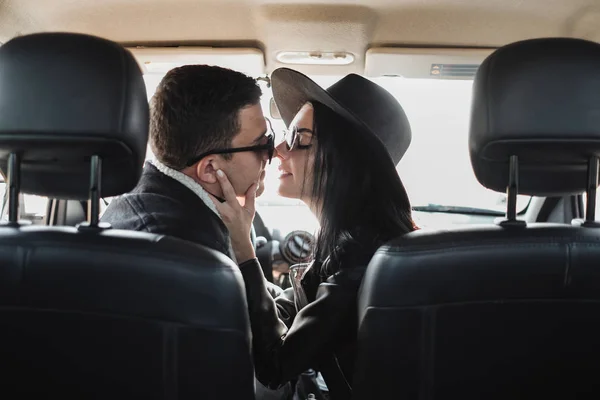 검은 스타일 의 옷을 입고 행복 한 여행하는 부부가 여행 차 안에 앉아 휴가를 즐기고 있다 — 스톡 사진