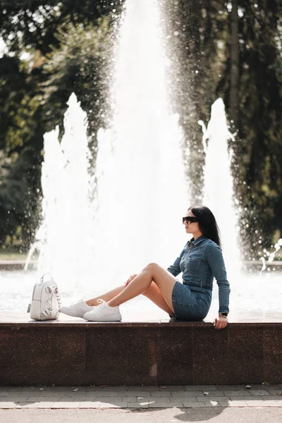 Porträt eines schönen brünetten Mädchens in Jeans-Overalls — Stockfoto