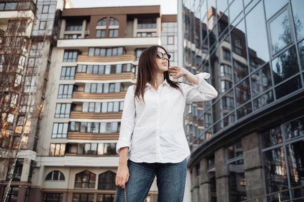 Retrato de una chica de moda vestida con vaqueros y camisa blanca, dama de negocios, concepto de poder de la mujer — Foto de Stock