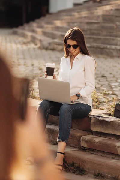 Portré egy divatos lány öltözött farmer és fehér ing gazdaság Laptop, szabadúszó munkavállaló, Business Lady, nő Power Concept — Stock Fotó