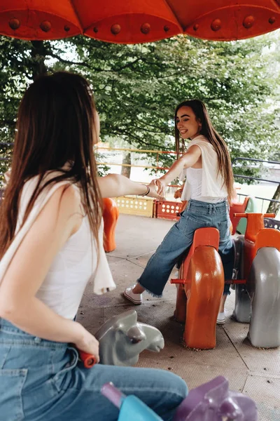 Retrato de duas jovens gêmeas morena irmãs vestidas de jeans e camiseta branca, Melhores amigos sempre conceito — Fotografia de Stock