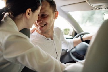 Mutlu Seyahat Çiftleri Yolculuk Keyifli Yolculuklar, Tatil Konsepti, Şehir dışında Tatil, İki Neşeli İnsan