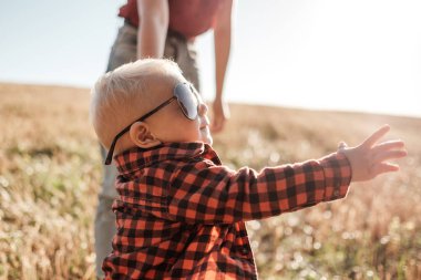 Mutlu Anne ve Küçük Oğlu Güneşli Gün Batımında Şehir dışındaki Hafta Sonu Keyifli Geçiriyor