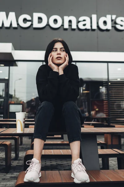 TERNOPIL, UKRAINE - MAY 25, 2019: Portrait of Stylish Brunette Girl Near McDonalds Restaurant — Stock Photo, Image