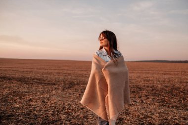 Beyaz gömlekli ve kot ceketli güzel bir kızın portresi, Sunset 'te şehrin dışında iyi vakit geçiriyor.