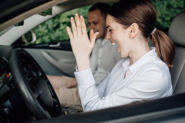 Mutlu Seyahat Çiftleri Yolculuk Keyifli Yolculuklar, Tatil Konsepti, Şehir dışında Tatil, İki Neşeli İnsan