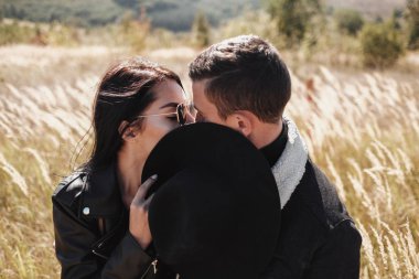 Siyah Şık Giyinen Mutlu Çift Portresi Sahada Güzel Bir Yürüyüş Yapıyor