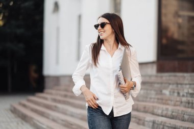 Kotlu ve Beyaz Gömlekli Bir Kızın Portresi Dizüstü bilgisayar, Serbest İşçi, İş Kadını, Kadın Gücü Konsepti