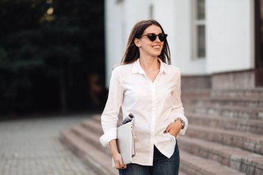 Kotlu ve Beyaz Gömlekli Bir Kızın Yakın Portresi Dizüstü bilgisayar, Serbest İşçi, İş Kadını, Kadın Güç Konsepti