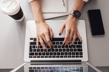 İş kadını laptopta kişisel ofisinde çalışıyor, Kadın Gücü Konsepti