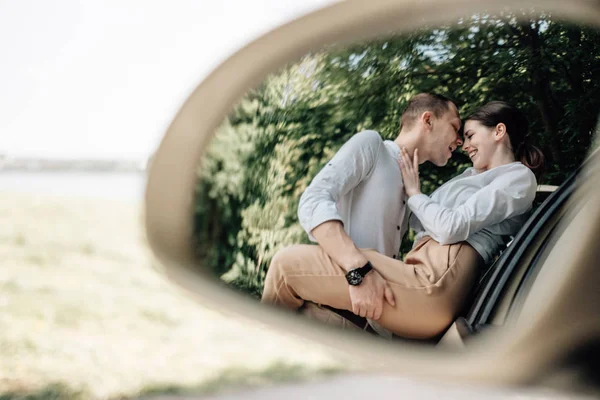 Młoda szczęśliwa para ubrana jak w białym T-shircie Zabawa w pobliżu samochodu, Weekend Poza miastem, Ferie i Road Trip Concept — Zdjęcie stockowe