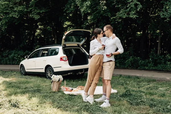 Fiatal boldog pár öltözött Alike fehér póló Szórakozás közel az autó, Hétvége városon kívül, Ünnepek és Road Trip koncepció — Stock Fotó