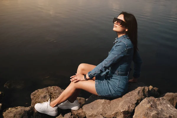 Portrait of One Beautiful Brunette Girl Dressed in Jeans Denim Overalls Spends Leisure Time — Stockfoto