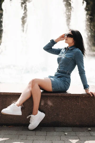 Porträt eines schönen brünetten Mädchens in Jeans-Overalls — Stockfoto