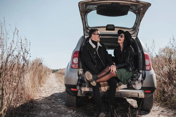 Siyah Giysili Mutlu Seyahat Çifti Saha Yolu 'nda Yolculuk Keyifli Araba Gezisi, Tatil Konsepti — Stok fotoğraf