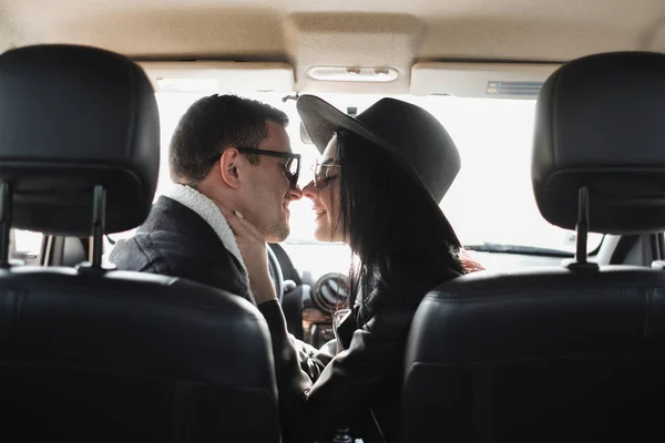 Happy Traveling Pasangan Berpakaian Hitam Bergaya Pakaian Menikmati Perjalanan Duduk di Dalam Mobil, Konsep Liburan — Stok Foto
