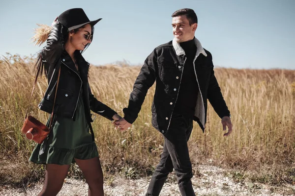 Potret Pasangan Bahagia Berpakaian Hitam Bergaya Menikmati Baik Waktu Berjalan di Lapangan — Stok Foto