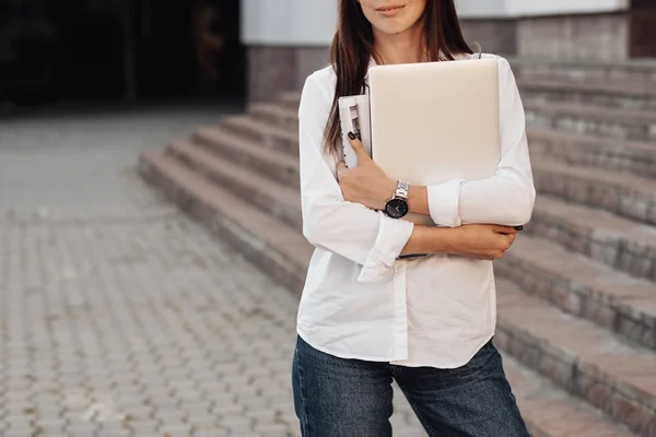 Retrato de una chica de moda vestida con vaqueros y camisa blanca que sostiene el ordenador portátil, trabajador independiente, dama de negocios, concepto de poder de la mujer — Foto de Stock