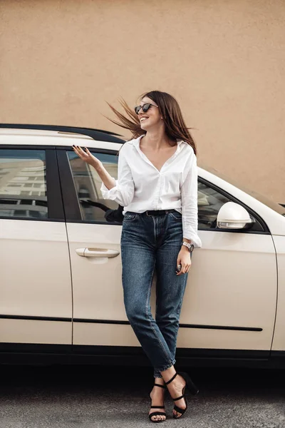 Close Up Portrait of One Stylish Young Female Dressed in Jeans and White Shirt Posing Near the Car, Business Lady, Woman Power Concept — ストック写真