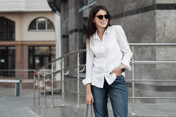 Portret jednej modnej dziewczyny ubranej w dżinsy i białą koszulę, Business Lady, Kobieca koncepcja mocy — Zdjęcie stockowe