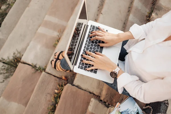 Portré egy divatos lány öltözött farmer és fehér ing dolgozik Laptop, szabadúszó munkavállaló, Business Lady, nő Power Concept — Stock Fotó