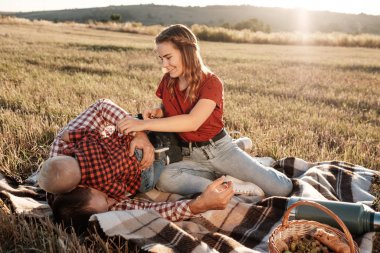Mutlu Genç Aile Anne ve Baba Küçük Oğullarıyla Yaz Haftasonu Pikniği Sunny Day Sunset, Tatil Zamanı