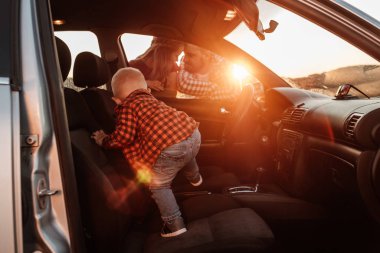Mutlu Genç Aile Anne ve Baba Oğulları Küçük Sürücüleri Yaz Haftasonu Pikniği Şehrin dışında Sunny Day Sunset, Tatil ve Yolculuk Konsepti 'nde