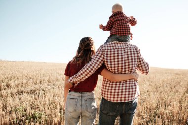 Mutlu Genç Aile Anne ve Baba Küçük Oğullarıyla Yaz Haftasonu Pikniği Sunny Day Sunset, Tatil Zamanı