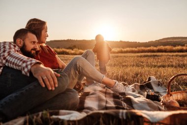 Mutlu Genç Aile Anne ve Baba Küçük Oğullarıyla Yaz Haftasonu Pikniği Sunny Day Sunset, Tatil Zamanı