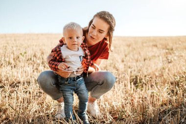 Mutlu Anne ve Küçük Oğlu Güneşli Gün Batımında Şehir dışındaki Hafta Sonu Keyifli Geçiriyor