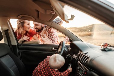 Mutlu Genç Aile Anne ve Baba Oğulları Küçük Sürücüleri Yaz Haftasonu Pikniği Şehrin dışında Sunny Day Sunset, Tatil ve Yolculuk Konsepti 'nde