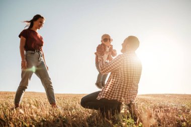 Mutlu Genç Aile Anne ve Baba Küçük Oğullarıyla Yaz Haftasonu Pikniği Sunny Day Sunset, Tatil Zamanı