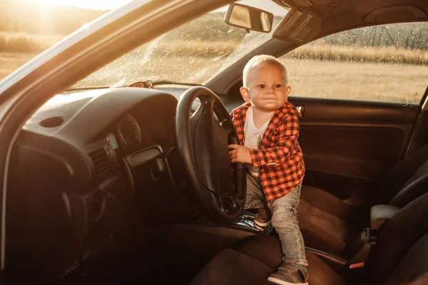 Portrait d'un petit garçon jouant avec la voiture — Photo